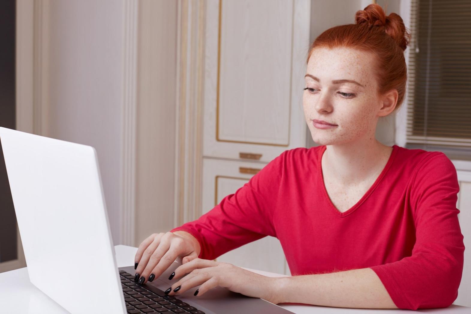 Bureau de travail avec analyses financières