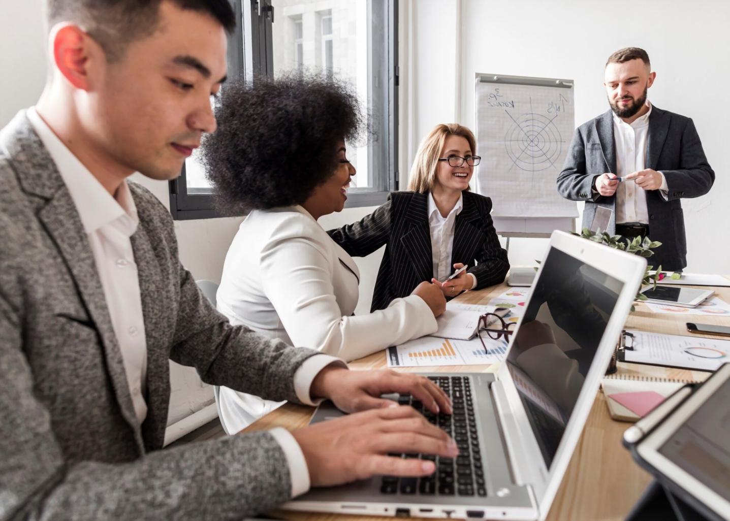 Session d'analyse financière en groupe avec documents et écrans